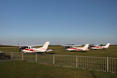 August 2016 | PH-TEX (Reims-Cessna F172M Skyhawk) und PH-JBY (Cessna U206F Stationair) auf dem Flugplatz Texel (EHTX)