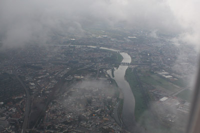 April 2016 | Blick &uuml;ber Pieschen bis zur Innenstadt Dresdens beim Abflug vom Flughafen Dresden (EDDC)