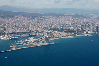 April 2016 | Barcelona mit Blick &uuml;ber die Innenstadt und den Strand von Barceloneta beim Anflug auf den Flughafen Barcelona-El Prat (LEBL)