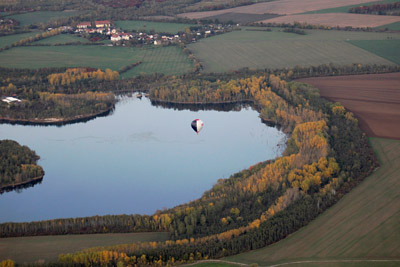 Oktober 2022 | Ballon &uuml;ber dem gefluteten Tagebau Zipsendorf-West