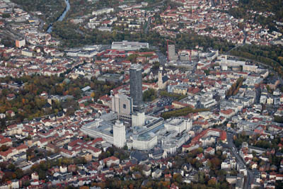 Oktober 2022 | Innenstadt von Jena mit JenTower, Goethe-Galerie und Universit&auml;t
