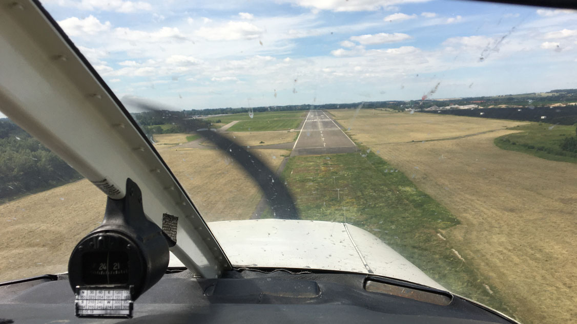 Landeanflug Flugplatz Altenburg-Nobitz (EDAC, Piste 04)